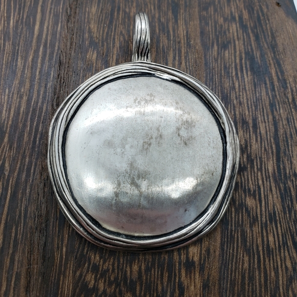 Premier Designs Jewelry - Premier Designs Magnetic clasp pendant